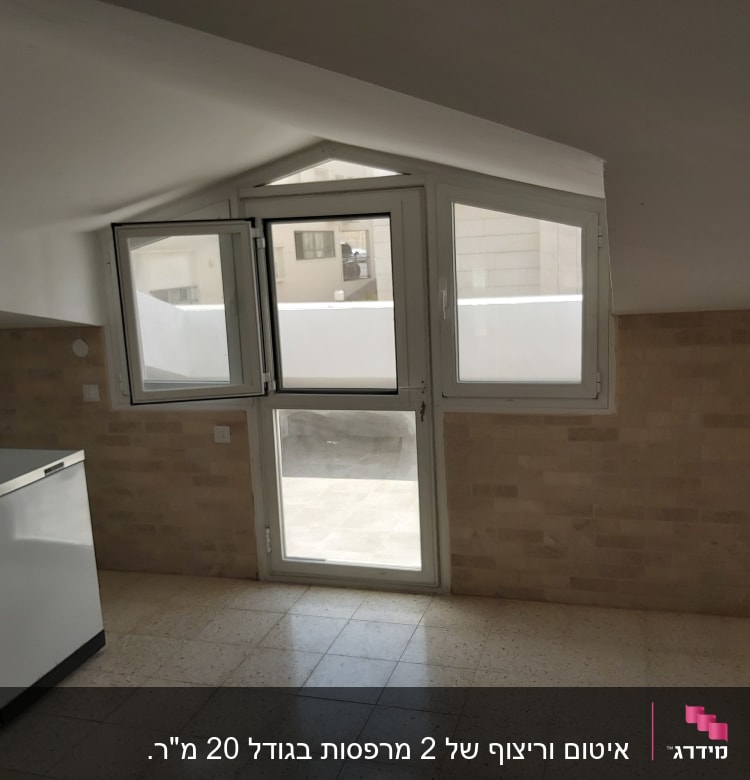 חלון עם מסגרת לבנה וקירות לבנים